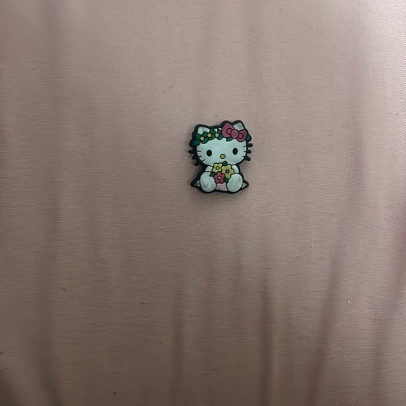 hello kitty croc pin - Picture 1 of 1